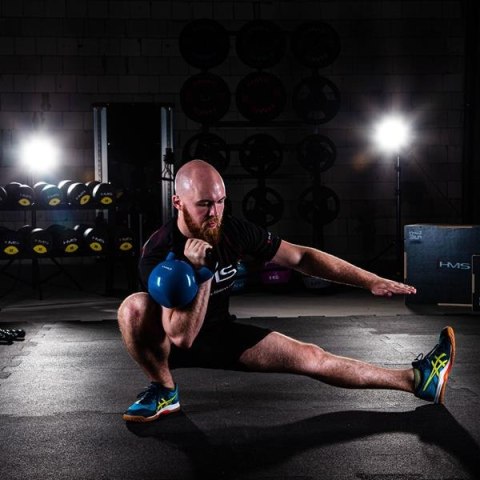 KNV28 BLUE KETTLEBELL ŻELIWNY POKRYTY WINYLEM HMS KNV28 BLUE KETTLEBELL ŻELIWNY POKRYTY WINYLEM HMS