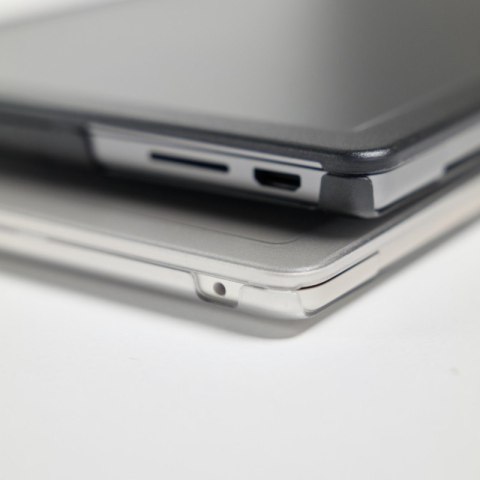 Incase Edge Hardshell Case - Etui MacBook Air 15" M4 (2025) / M3 (2024) / M2 (2023) (Clear) Incase Edge Hardshell Case - Etui MacBook Air 15" M4 (2025) / M3 (2024) / M2 (2023) (Clear)